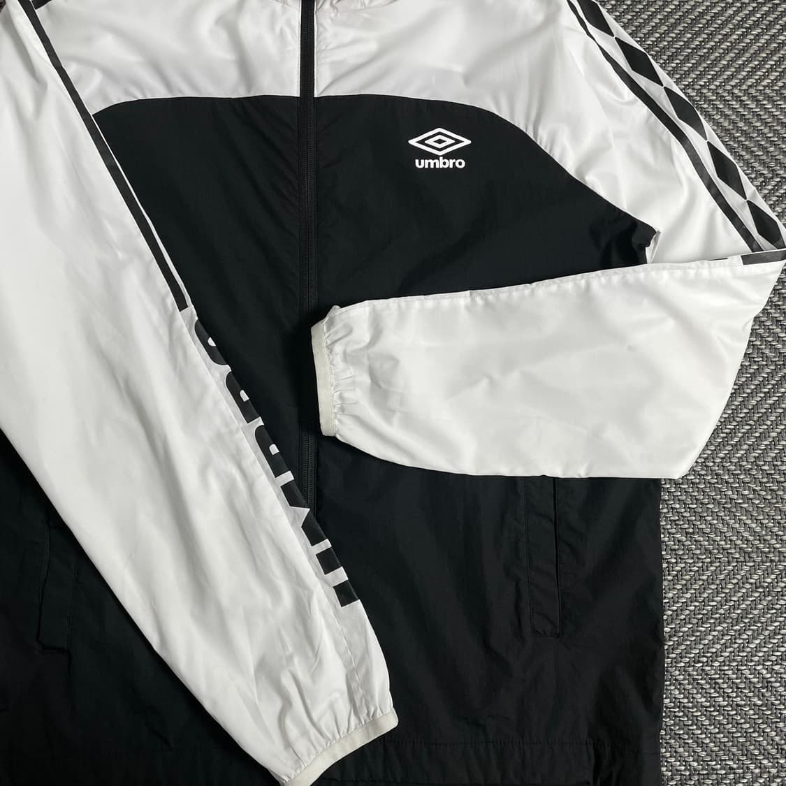 엄브로 멀티로고 사이드라인 바람막이o 3146 상품이미지4