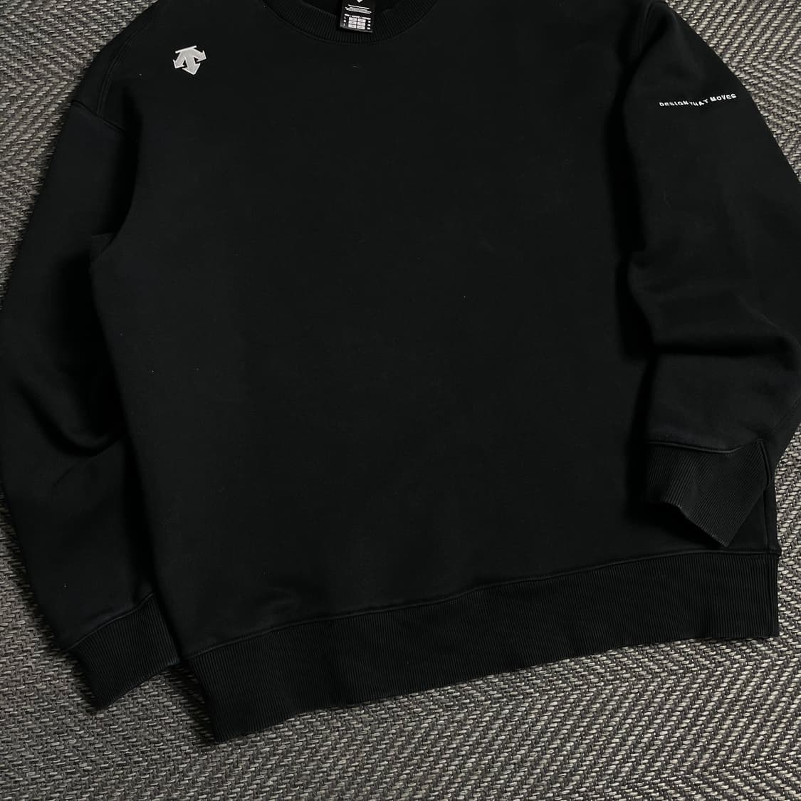 데상트 자수로고 레터링 스웻 맨투맨 블랙y 4933 상품이미지2