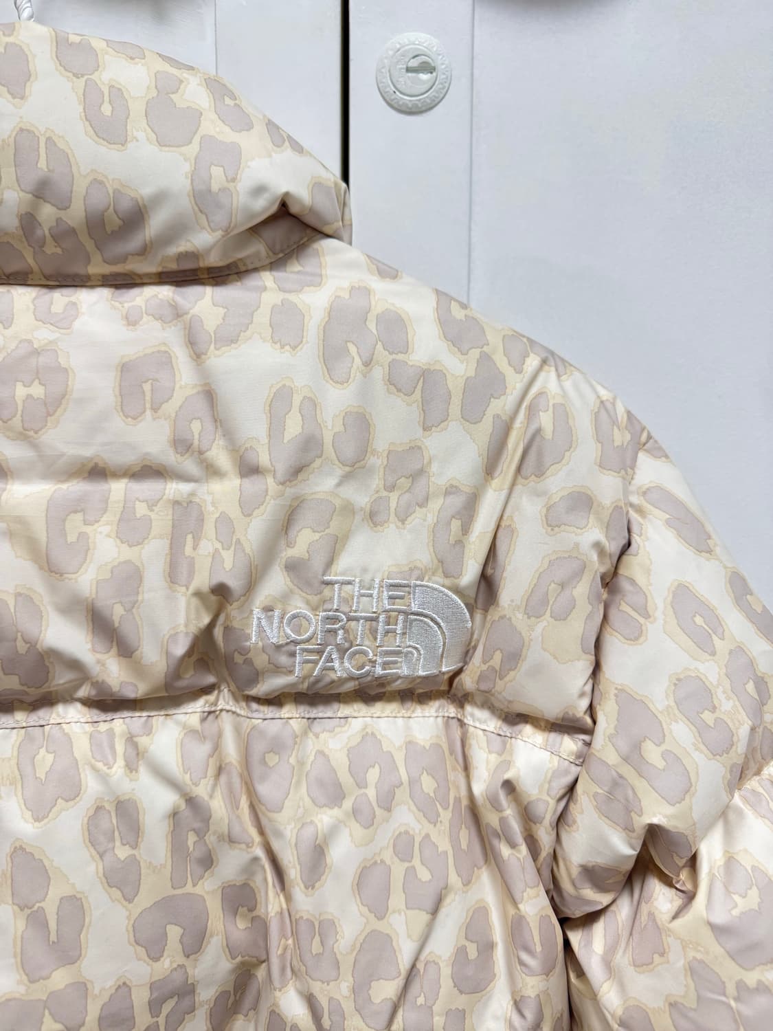 노스페이스 프린트 눕시 숏 자켓 실버 그레이 레오파드 프린트 상품이미지7