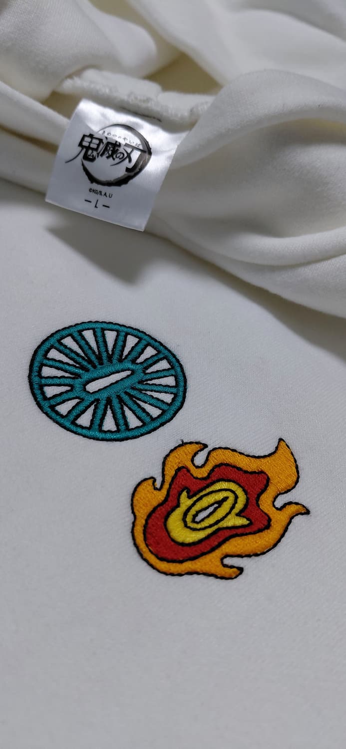 [무료배송/L] GU 귀멸의 칼날 코등이 자수 흰색 기모 후드티 상품이미지2