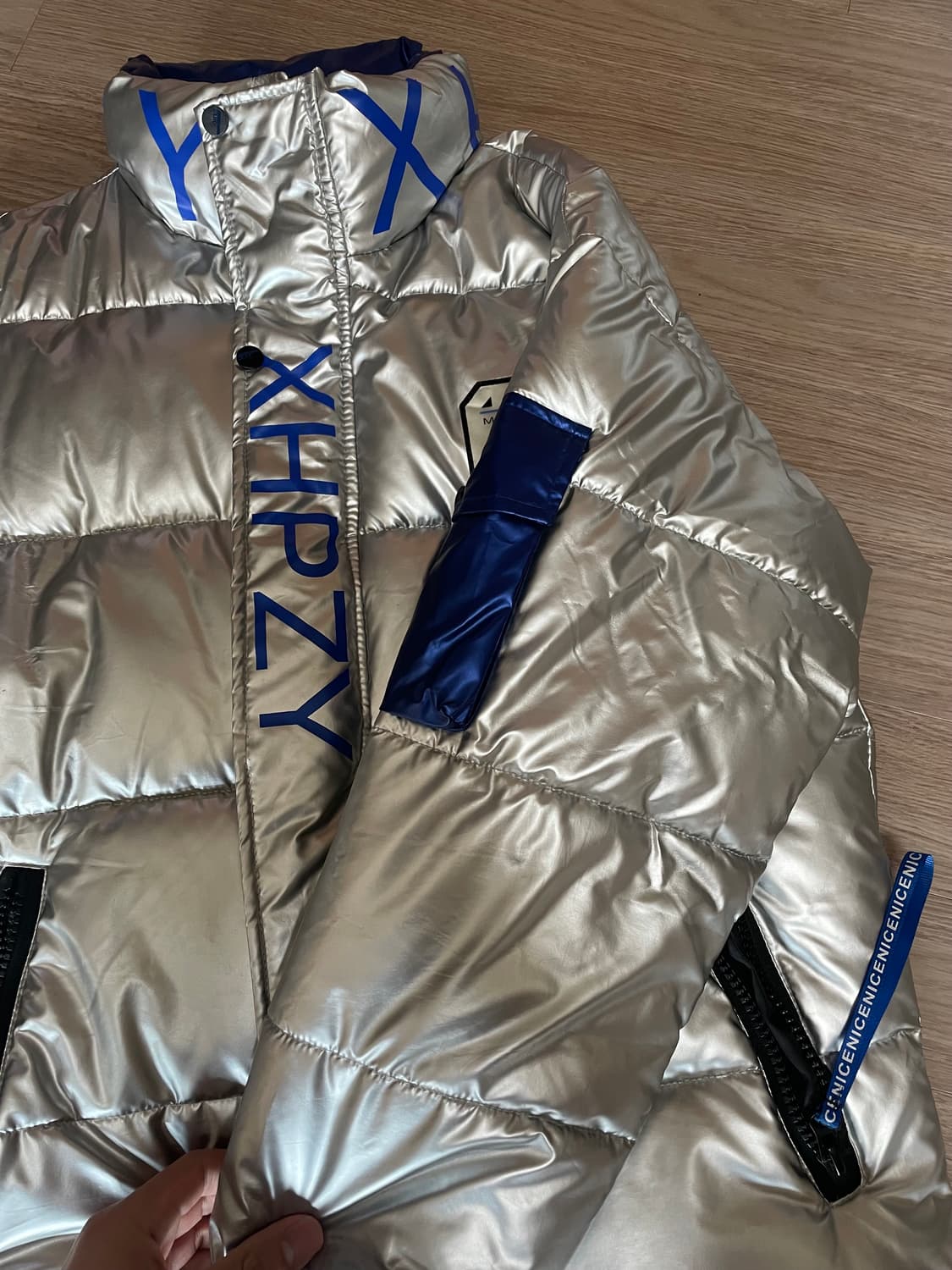 글로시 실버 디테일 푸퍼 자켓 상품이미지5