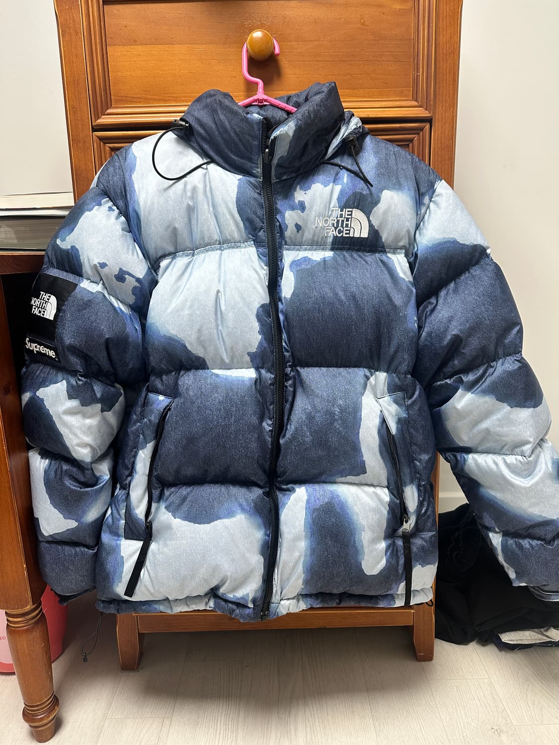 슈프림 x 노스페이스 블리치드 데님 프린트 눕시 자켓 인디고 - 21FW 상품이미지1