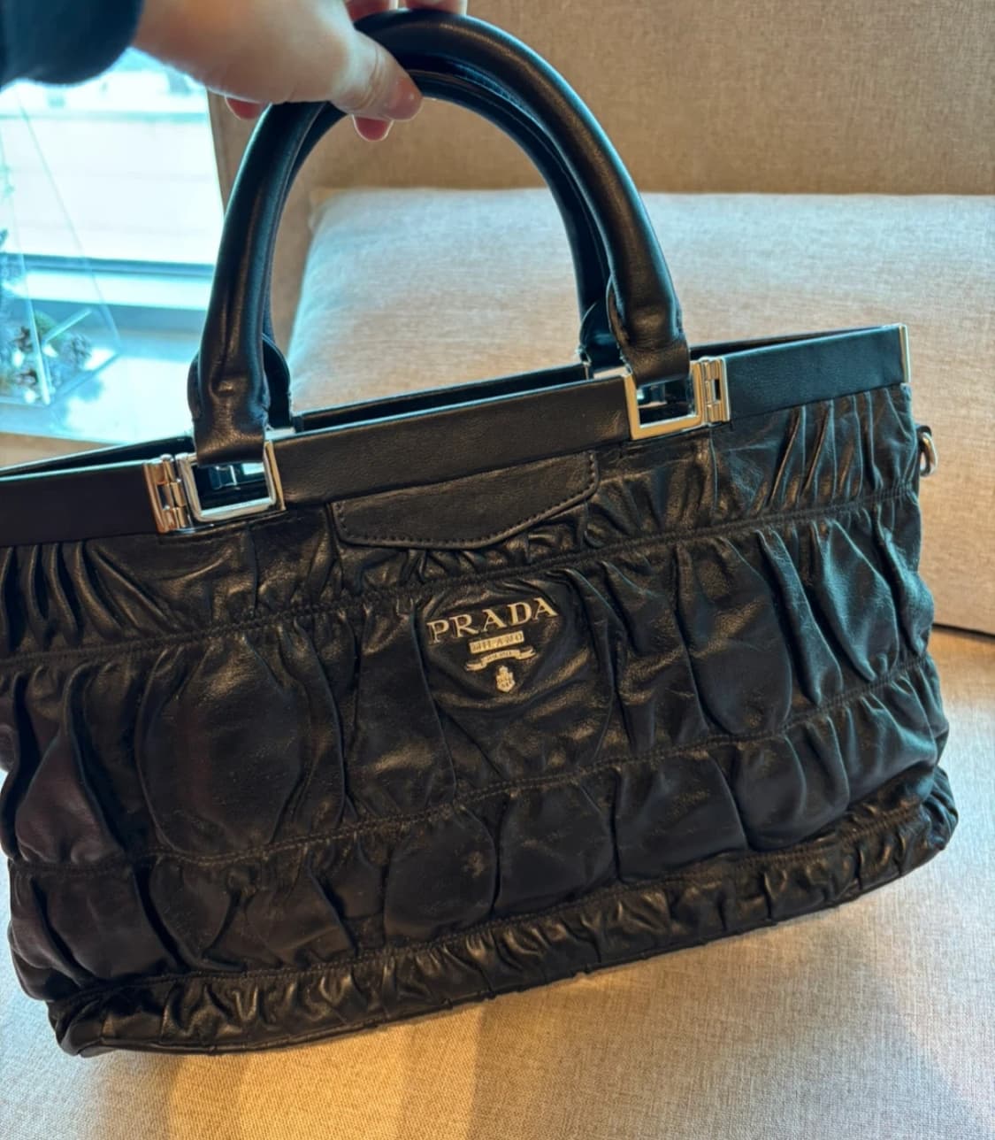 프라다 블랙 고프레 레더 토트백 상품이미지4