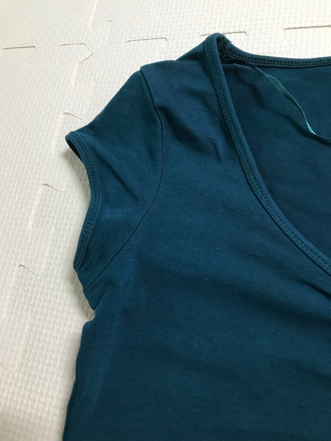 H&M 브이넥 셔링 캡소매 반팔티 상품이미지5