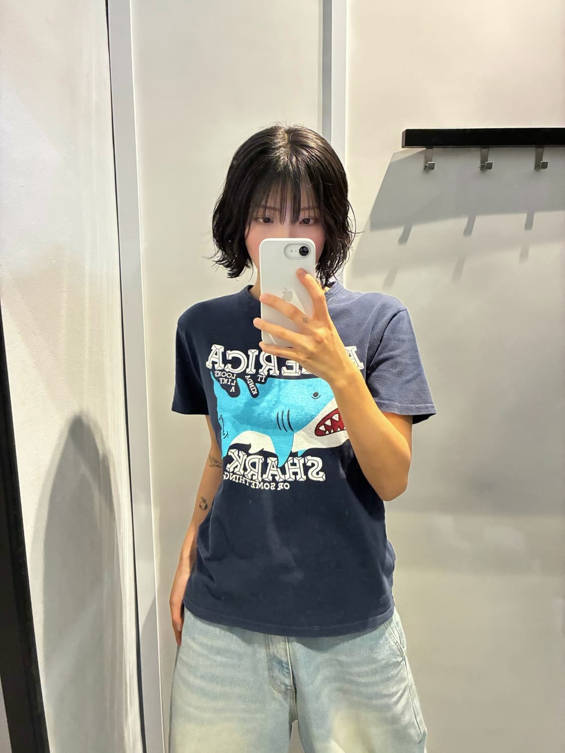 빈티지 라운드넥 반팔 티셔츠 샤크 그래픽 프린팅 디테일 네이비 상품이미지1