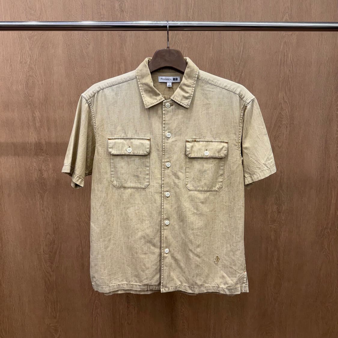 JW앤더슨 유니클로 콜라보 워크 반팔 셔츠 포켓 디테일 레귤러핏 베이지 상품이미지2