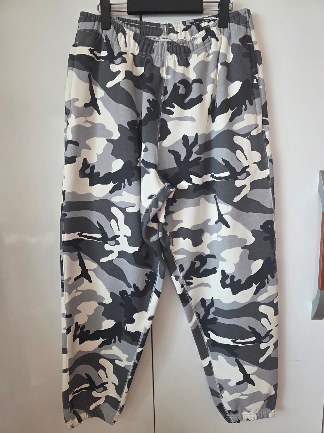 나이키 NRG 솔로 스우시 플리스 팬츠 세일 화이트 카모 - US/EU 상품이미지1