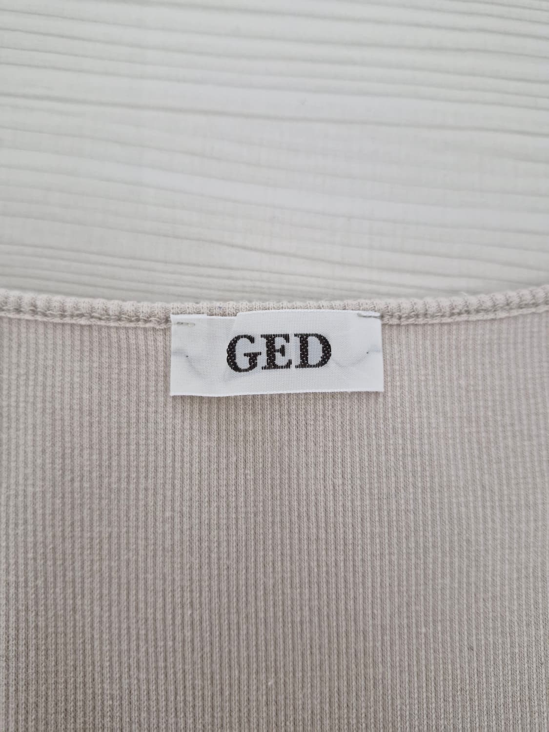 게드(GED)스쿱넥 코튼 티셔츠 샌드베이지 상품이미지4