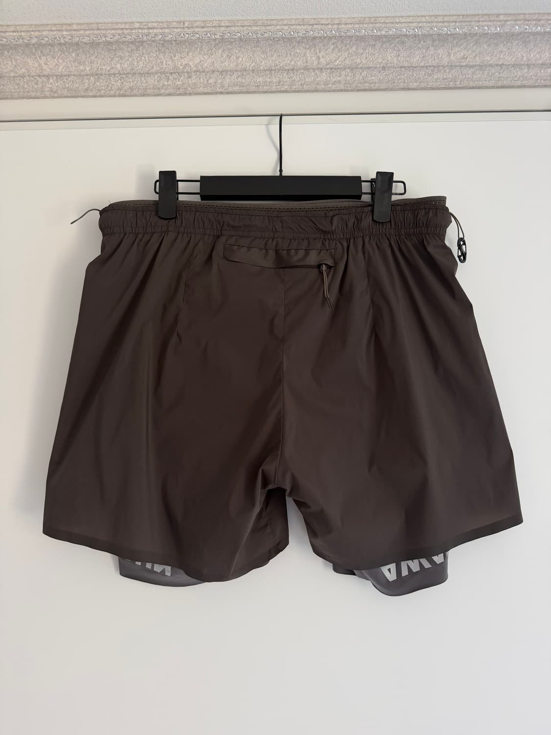 [L] 세티스파이 테크실크 8인치 숏츠 브라운 satisfy 상품이미지2