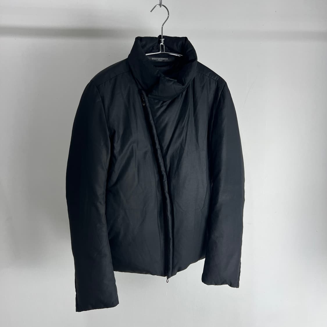 카즈유키 쿠마가이 어태치먼트 사선 집업 다운 자켓 블랙 상품이미지5