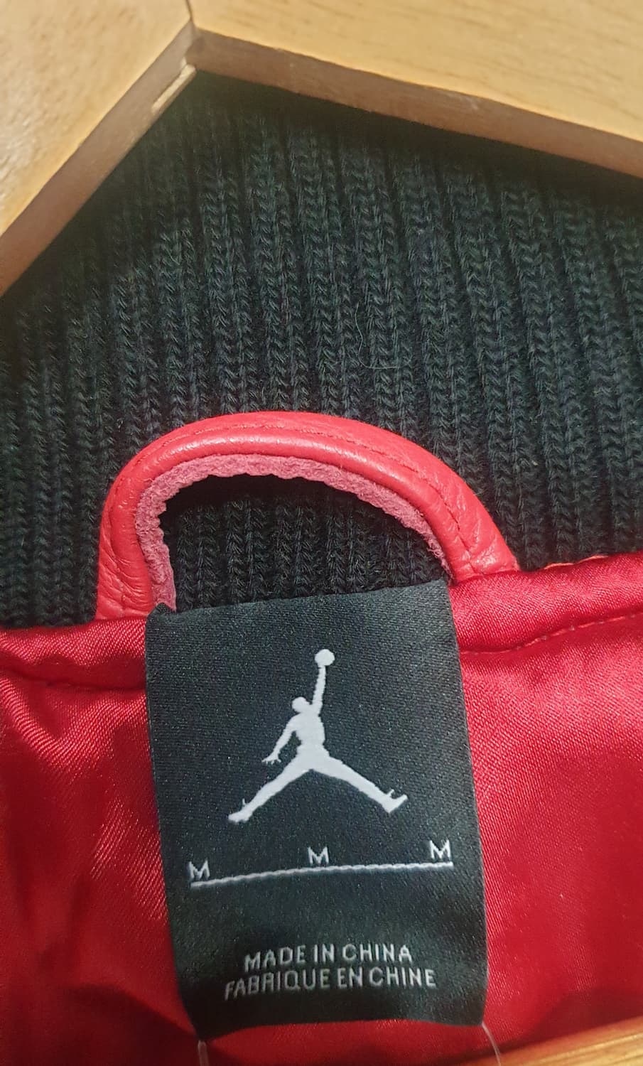 조던  카우 레더 바시티 자켓 M 블랙/레드 상품이미지3