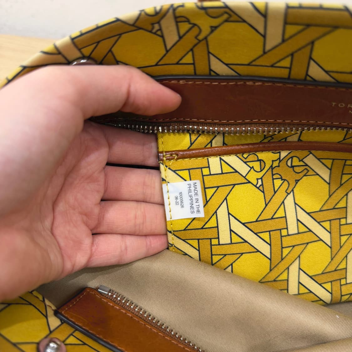 토리버치 토트백 지오메트릭 프린팅 더블 핸들 디테일 옐로우 상품이미지7