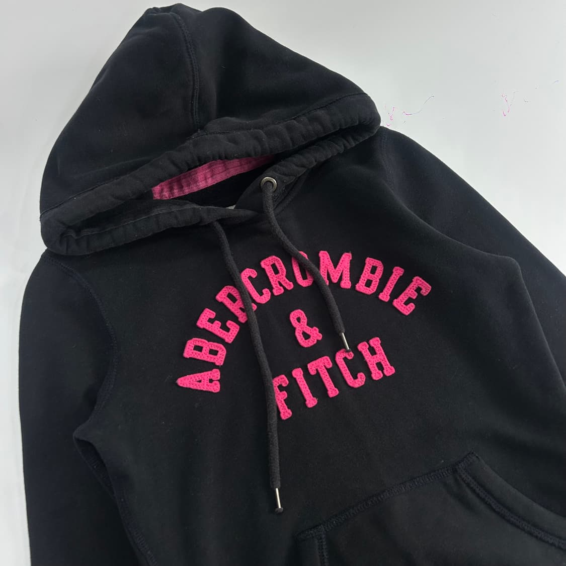 Abercrombie 아베크롬비 핑크 스펠아웃 로고 네이비 후드티 상품이미지4