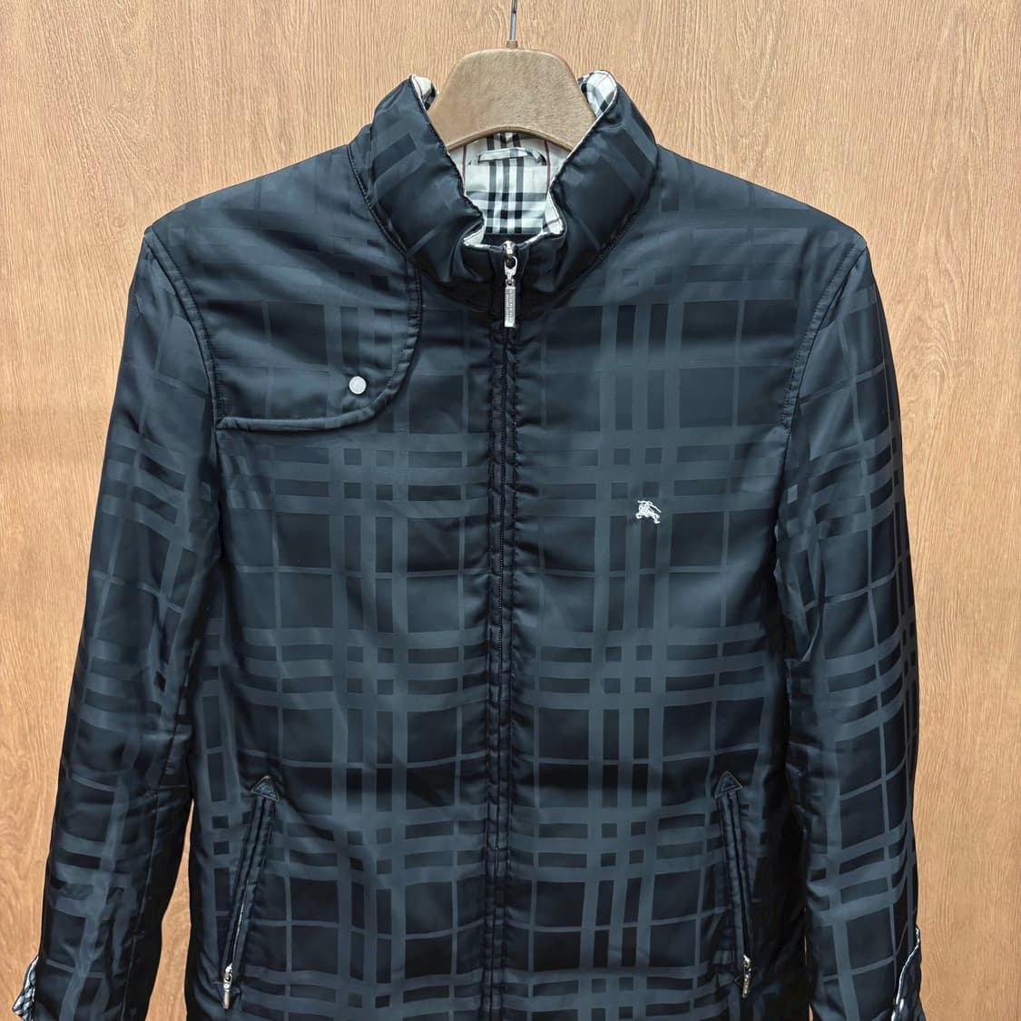 버버리 블랙 라벨 하이넥 패딩 점퍼 톤온톤 체크 패턴 스트랩 디테일 블랙 상품이미지4
