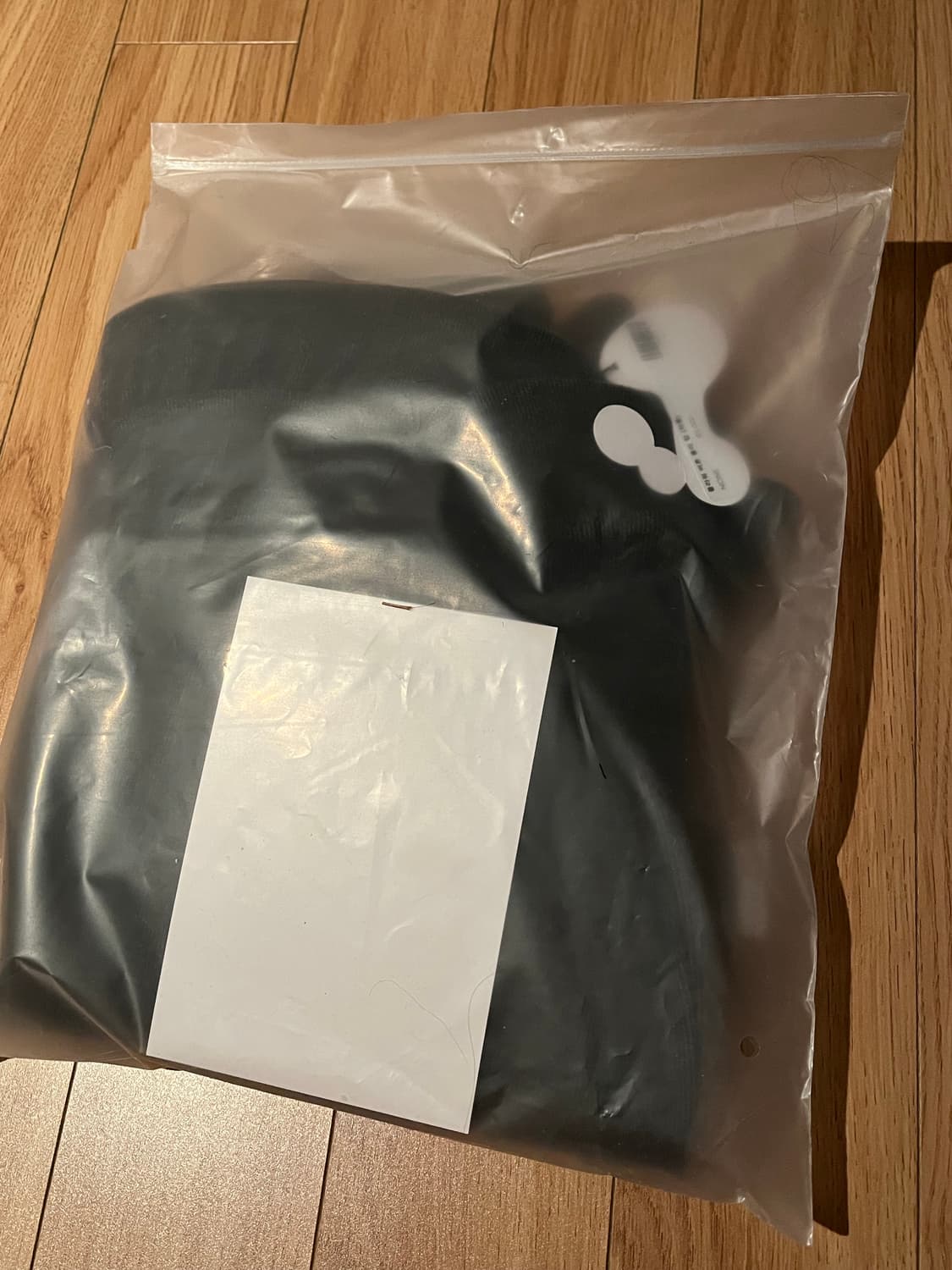 허그유어스킨 플라워 버튼 폴라 탑 차콜 티셔츠 허유스 상품이미지4