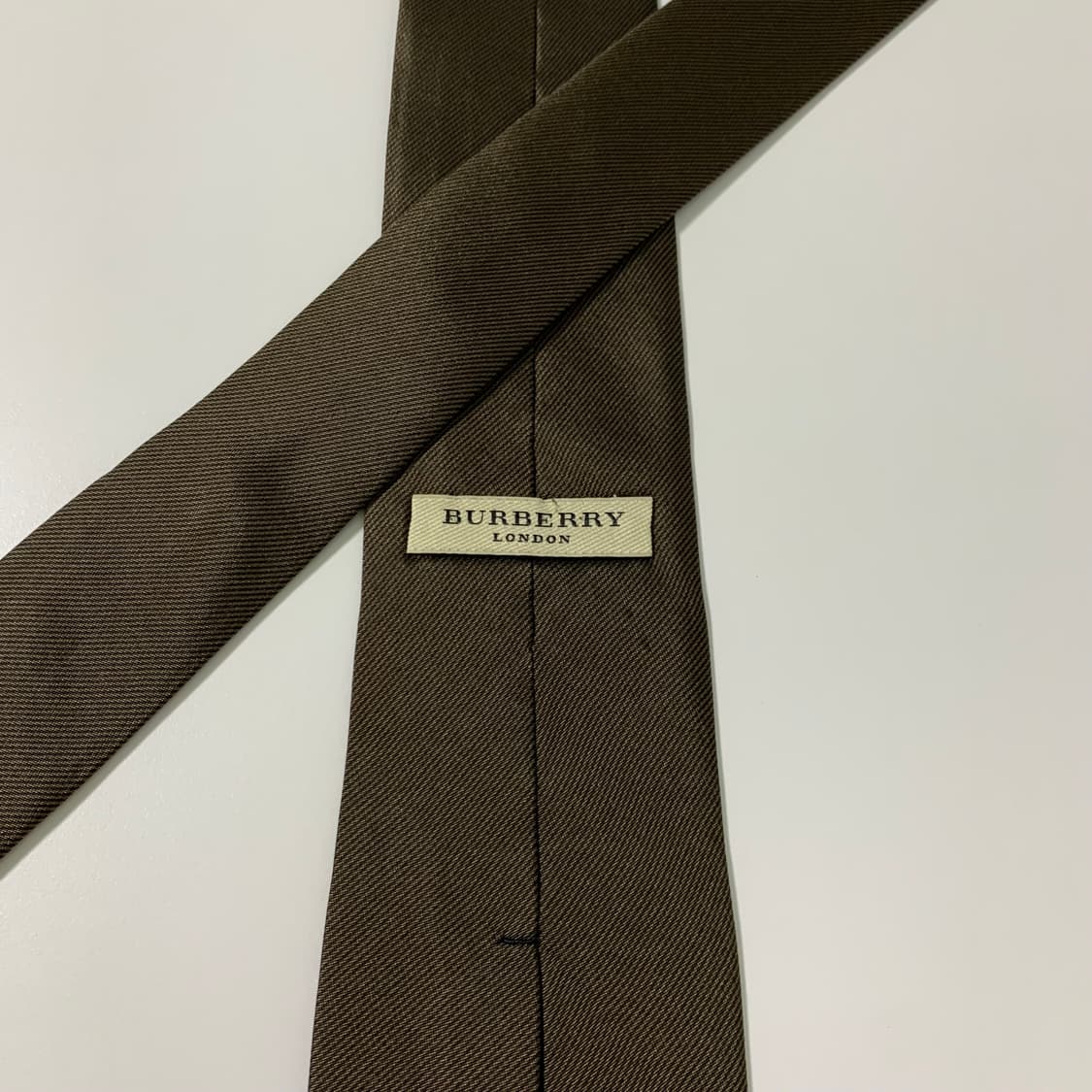 버버리(BURBERRY) 신형라벨 브라운단색 솔리드넥타이 명품 이태리실크 상품이미지4
