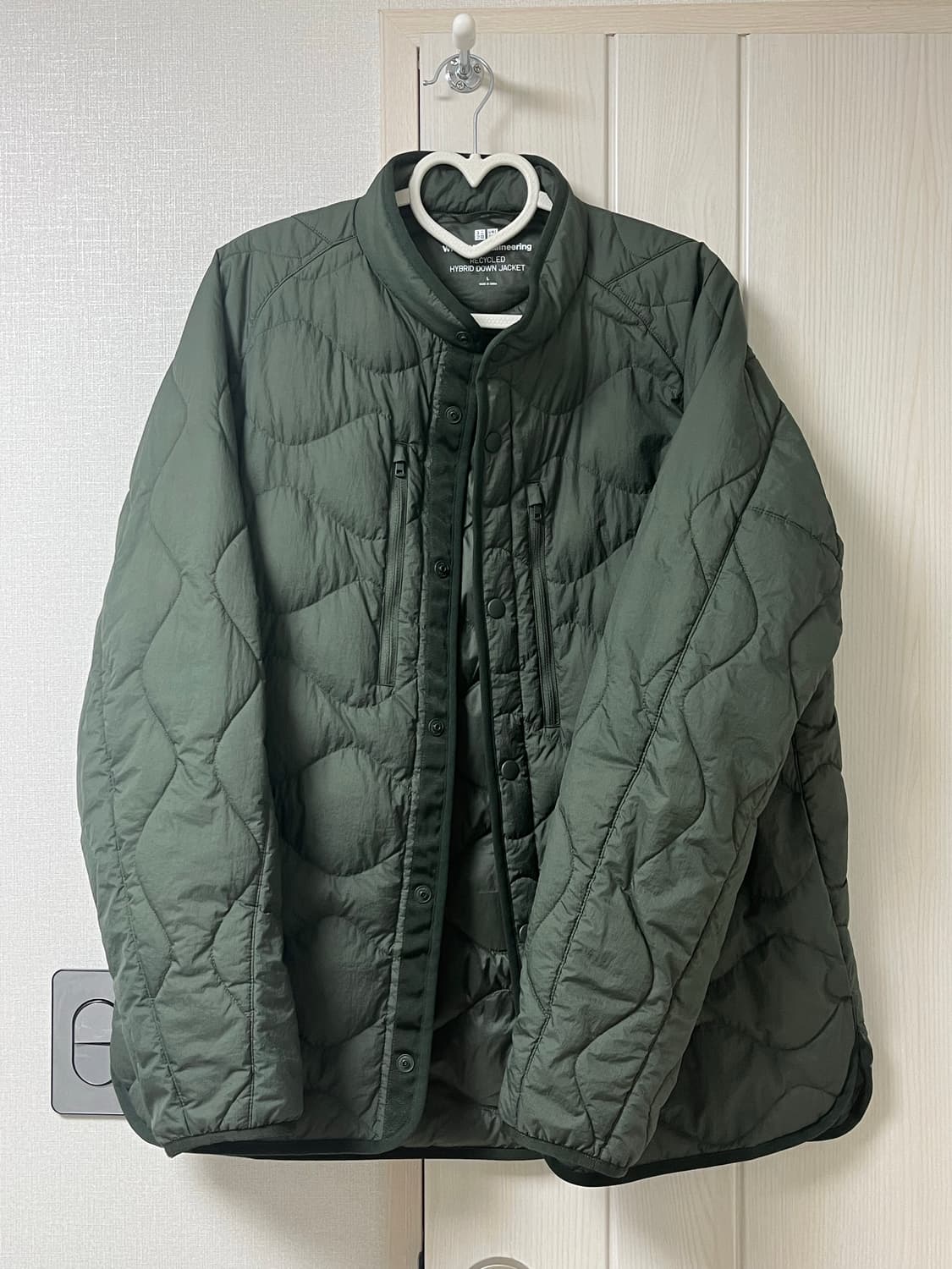 유니클로 화이트마운티니어링 경량 패딩 카키 상품이미지1