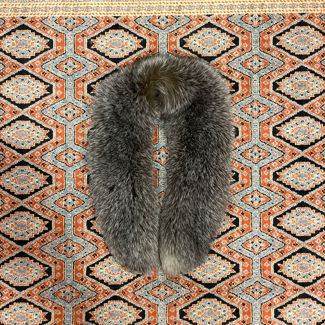 질스튜어트 브라운 폭스퍼 숏 머플러 상품이미지1