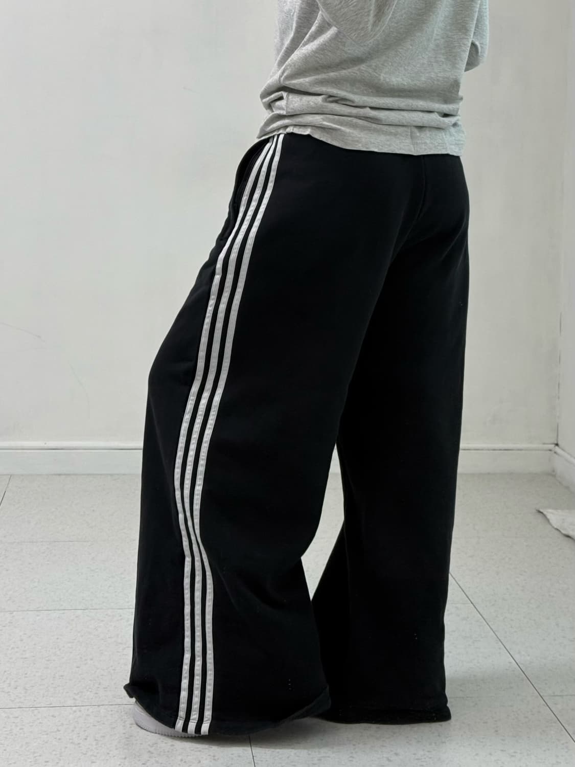 아디다스 블랙 와이드 스웻팬츠 상품이미지3