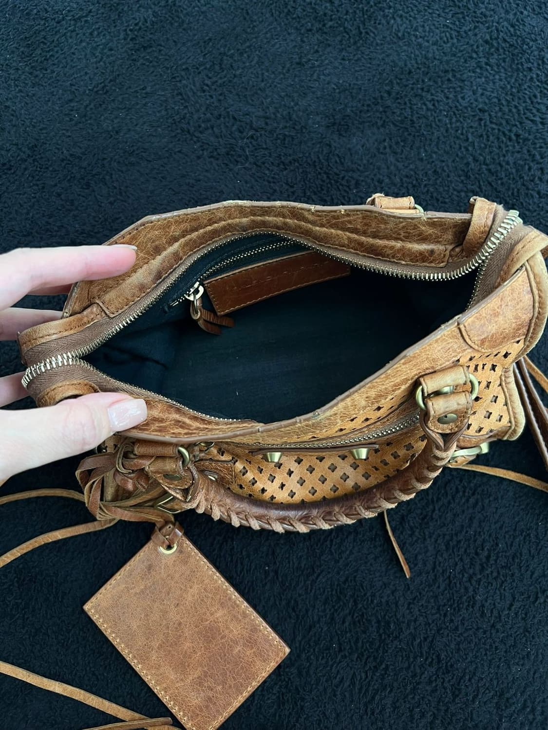 발렌시아가 퍼포레이티드 모터백  상품이미지7