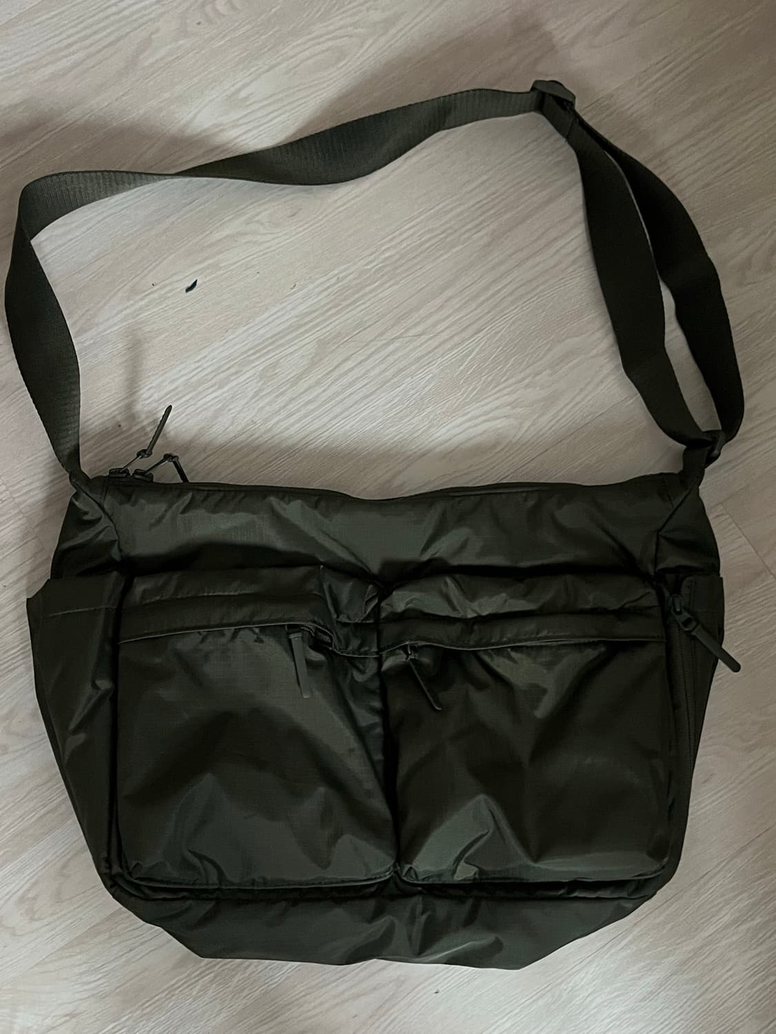 유니클로 멀티포켓 숄더백 상품이미지1