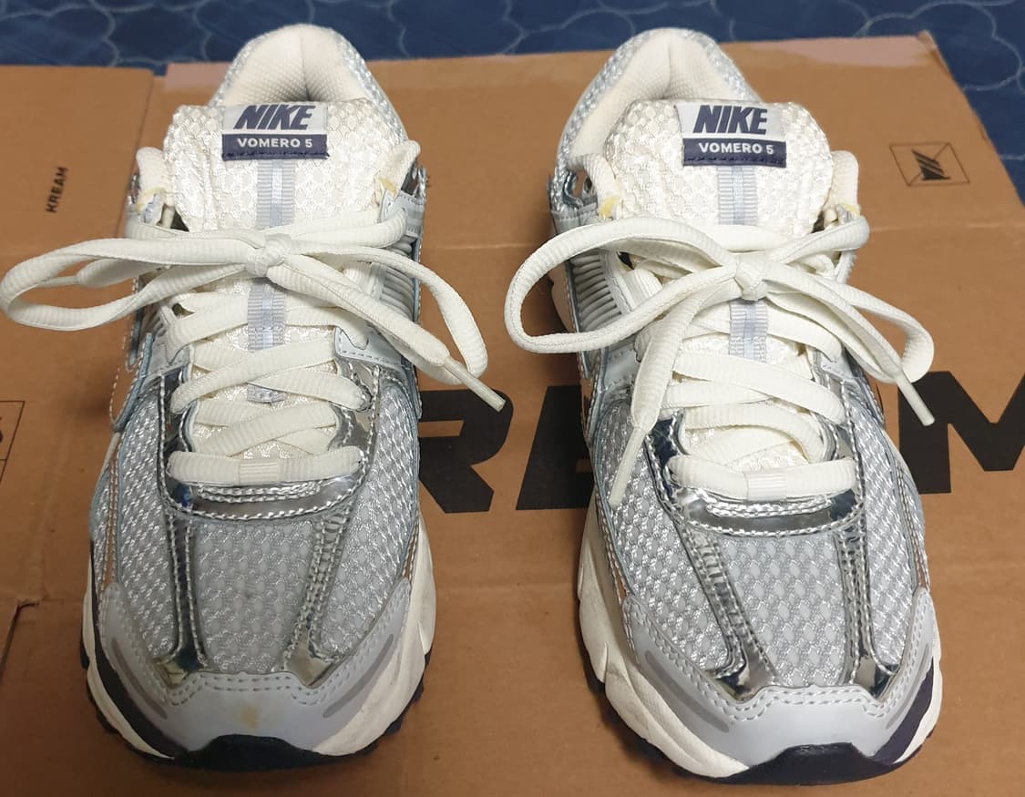 나이키 우먼스 줌보메로5 포튼 더스트 앤 메탈릭 실버 (235) 상품이미지3