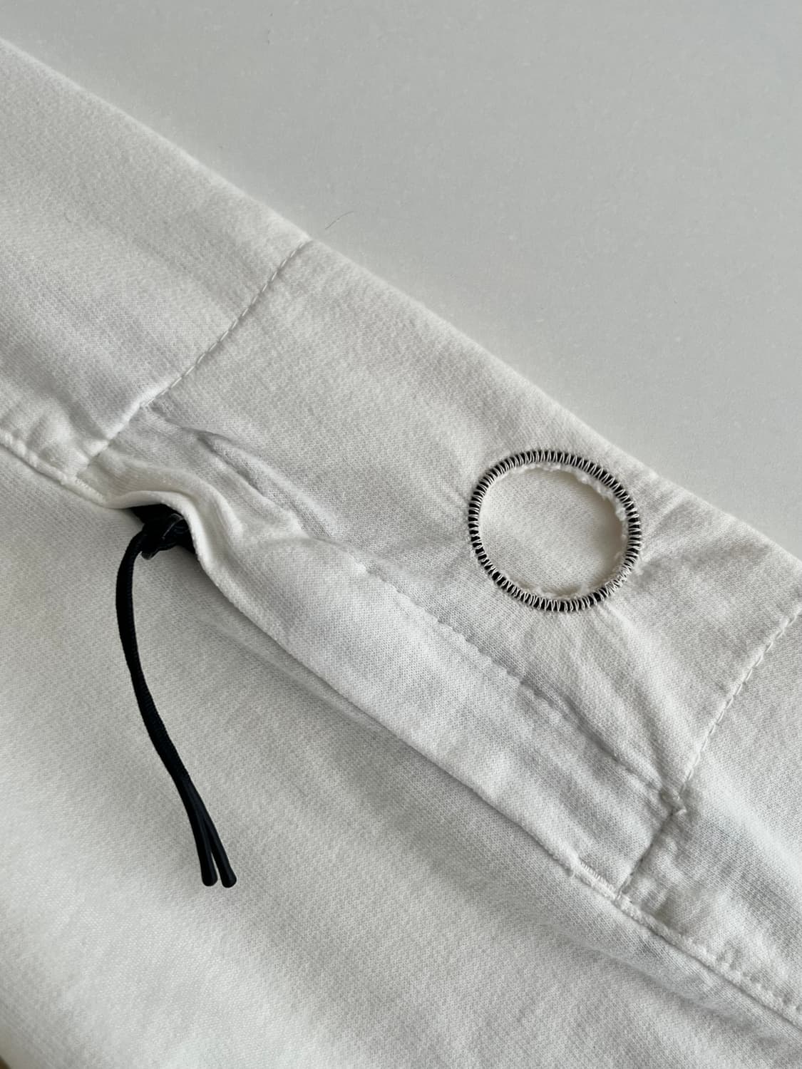 L) CP컴퍼니 크루넥 렌즈 맨투맨 아이보리 상품이미지5