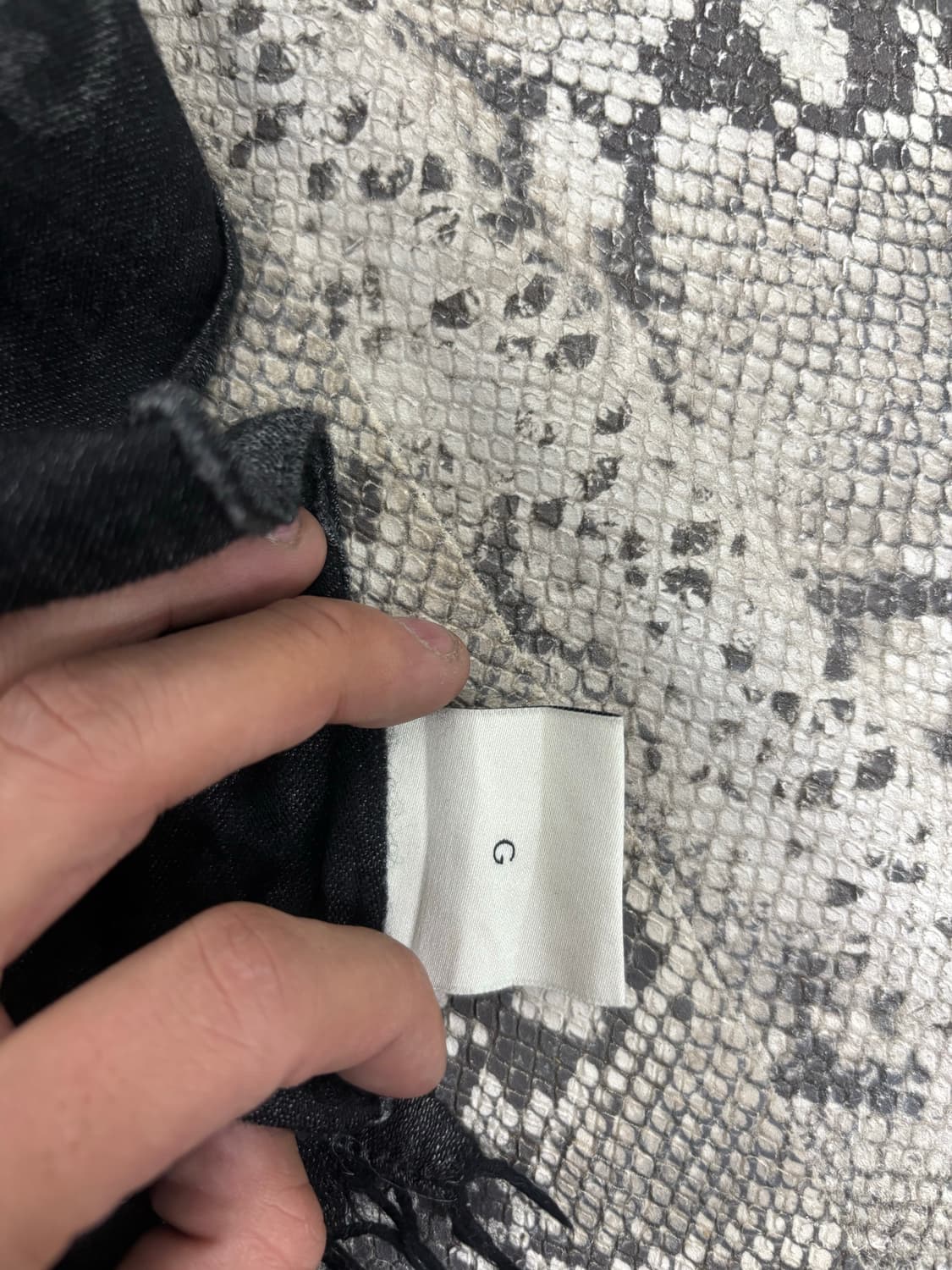 [GUCCI]Logo Print Black Scarf 상품이미지3