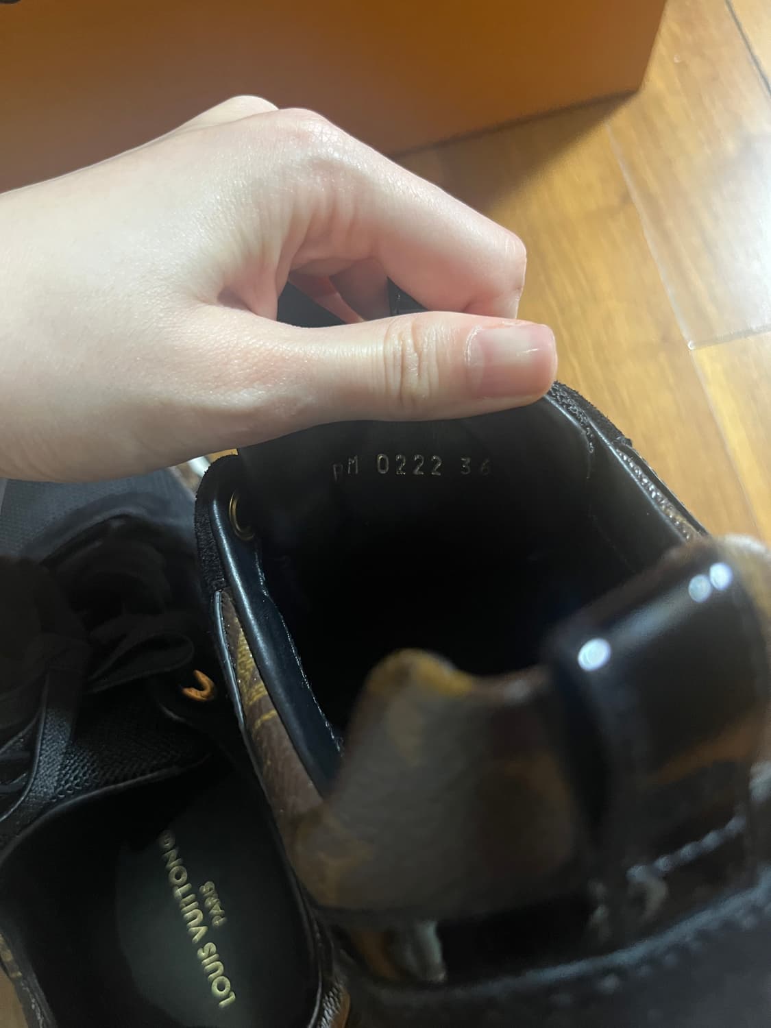 루이비통 런 어웨이 스니커즈 블랙 모노그램 상품이미지9