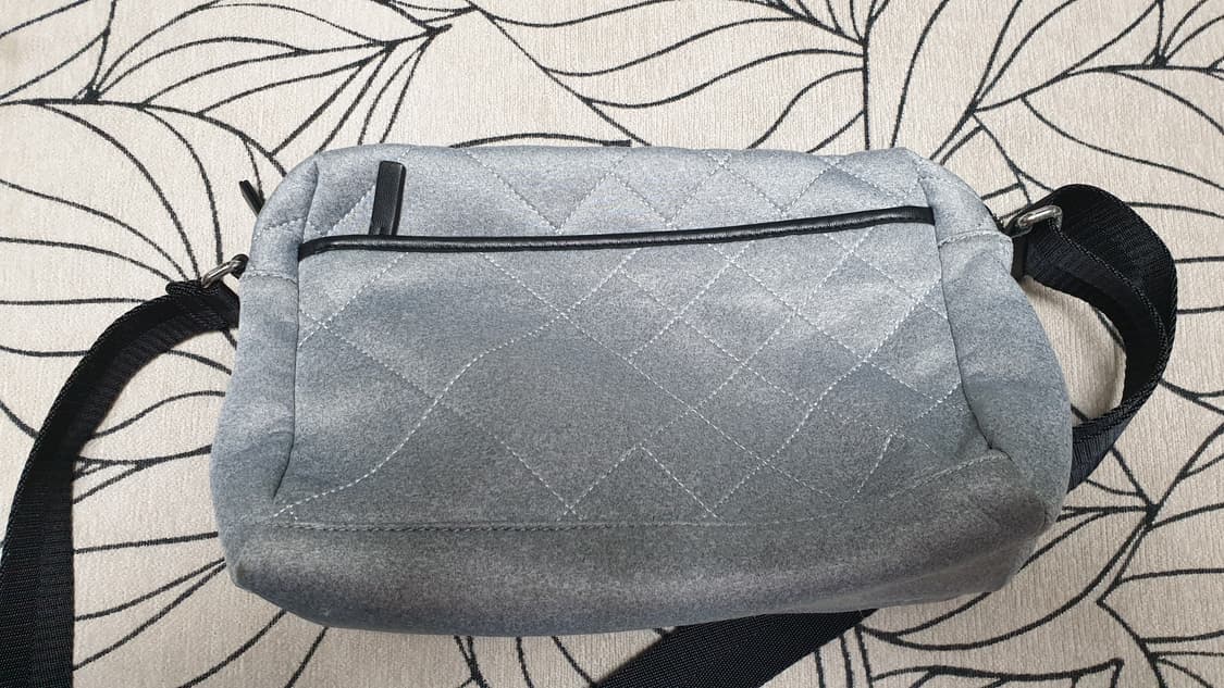 만다리나덕 크로스백 다이아몬드 퀄딩 오리 그레이 상품이미지3