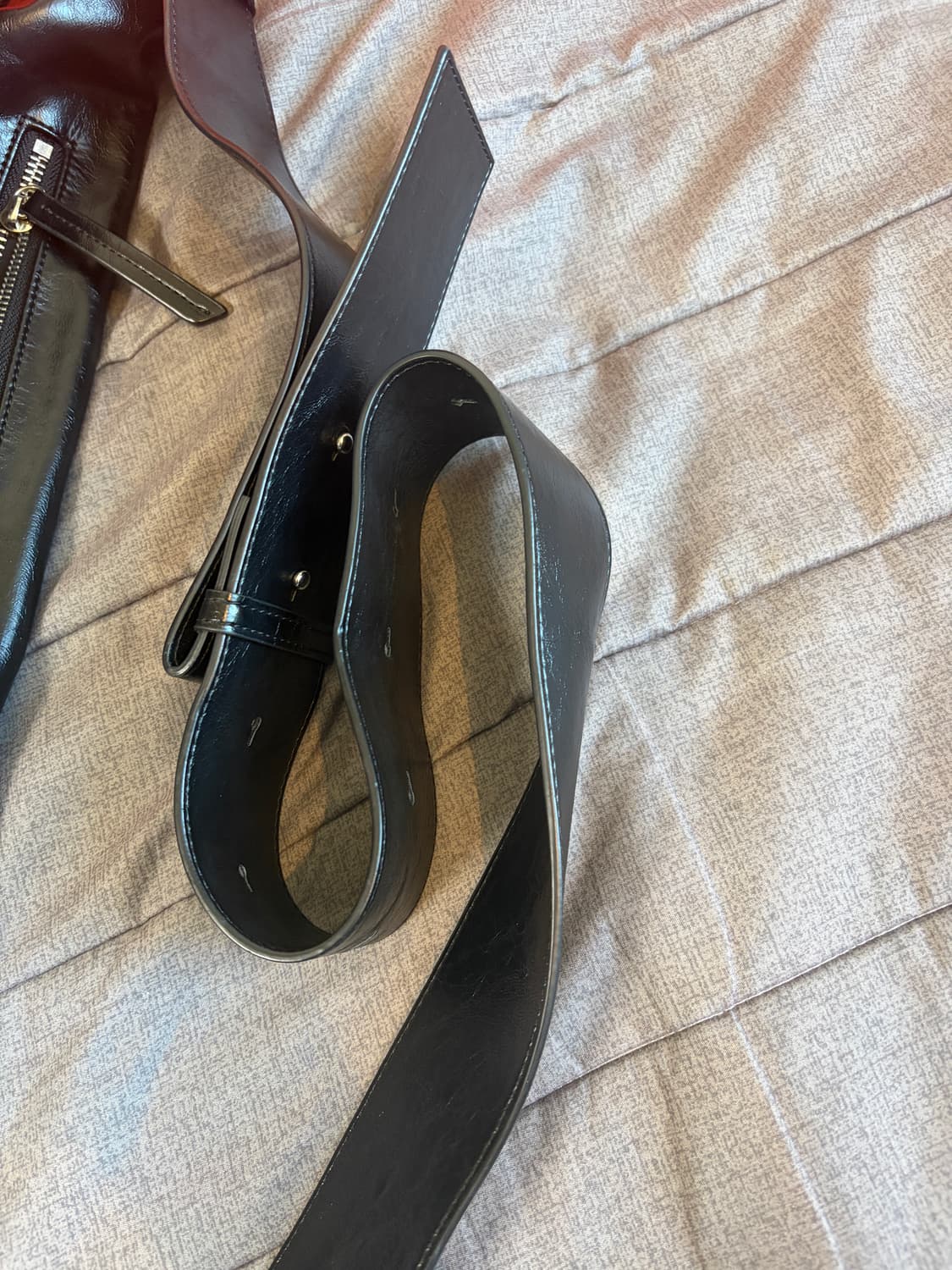 밈더워드로브 몬타 크랙 레더 메신저백 블랙 가방 상품이미지5