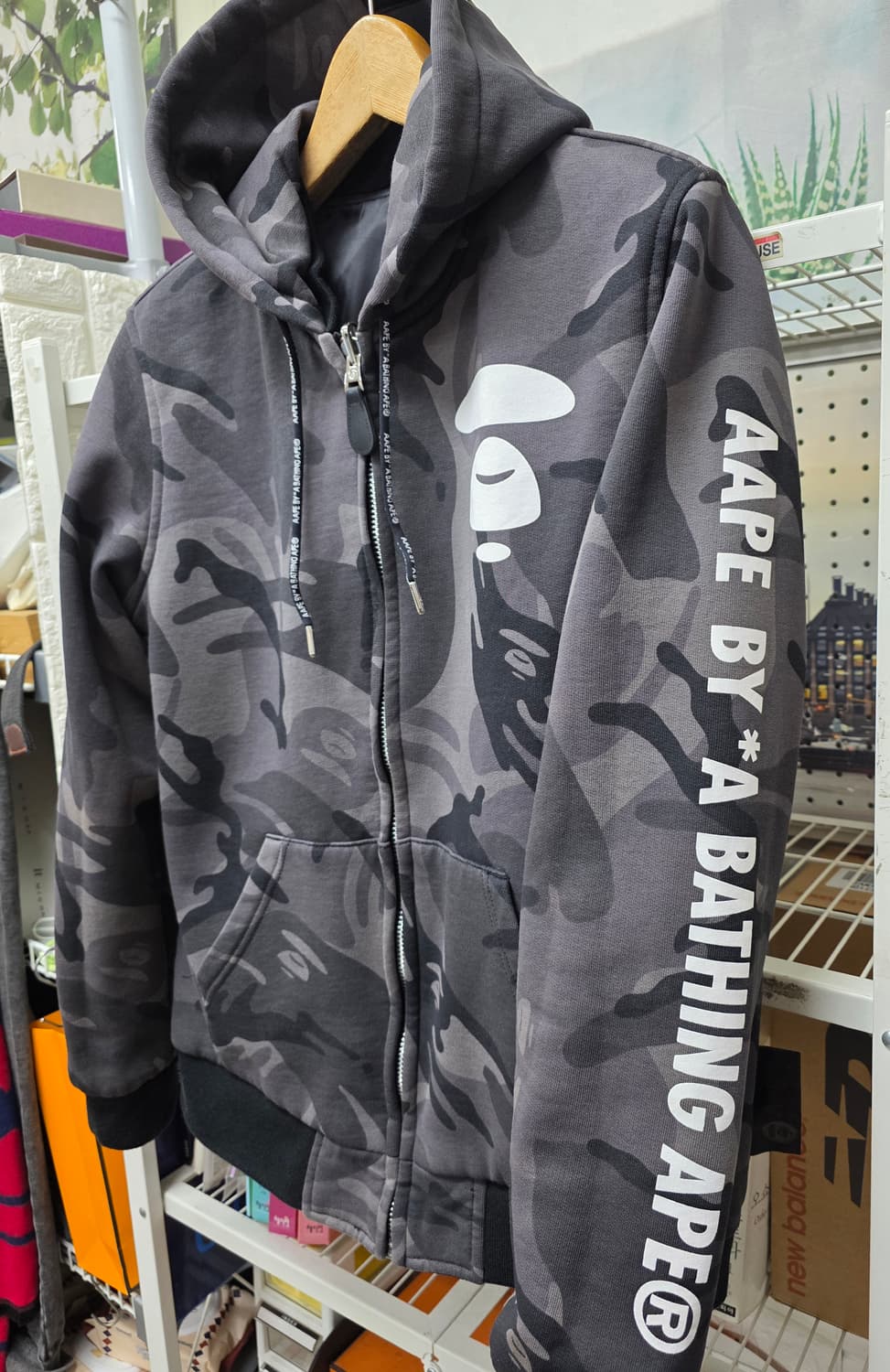 에이프 리버시블 후드집업자켓 
한쪽은 블랙 MA-1 항공점퍼
반대쪽은 그 상품이미지5