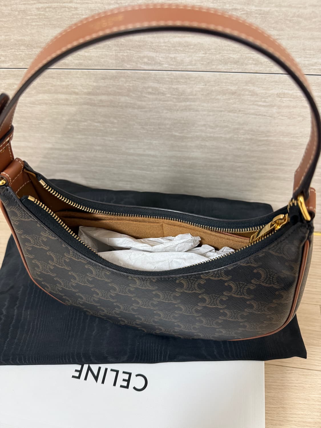 셀린느 아바백 미디움 팝니다 새상품 컨디션 상품이미지6