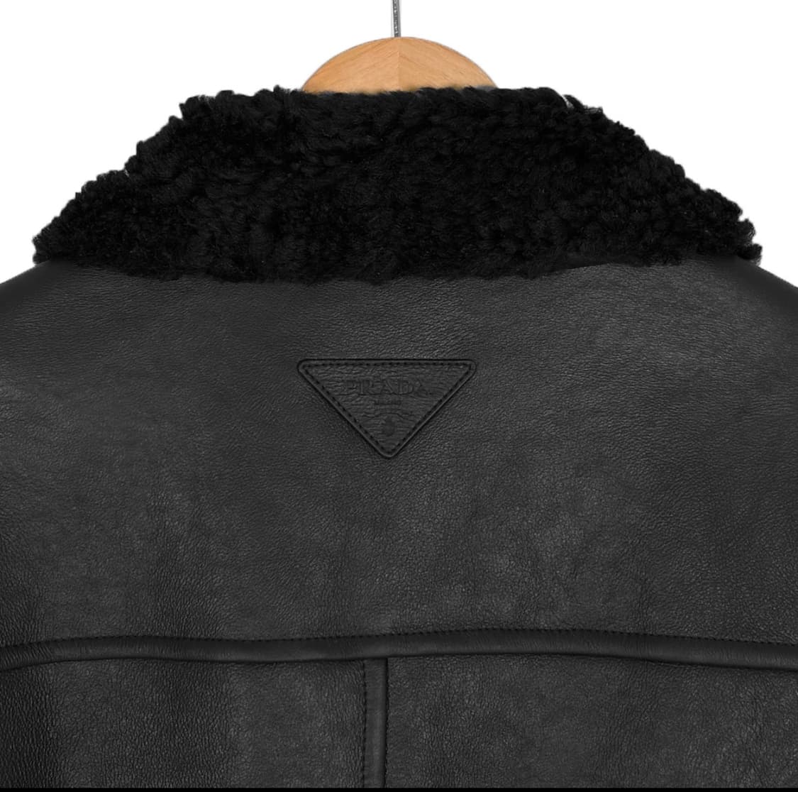 [46] 프라다 남성 삼각로고 시어링 트리밍 레더 봄버 무스탕 자켓 블랙 상품이미지6