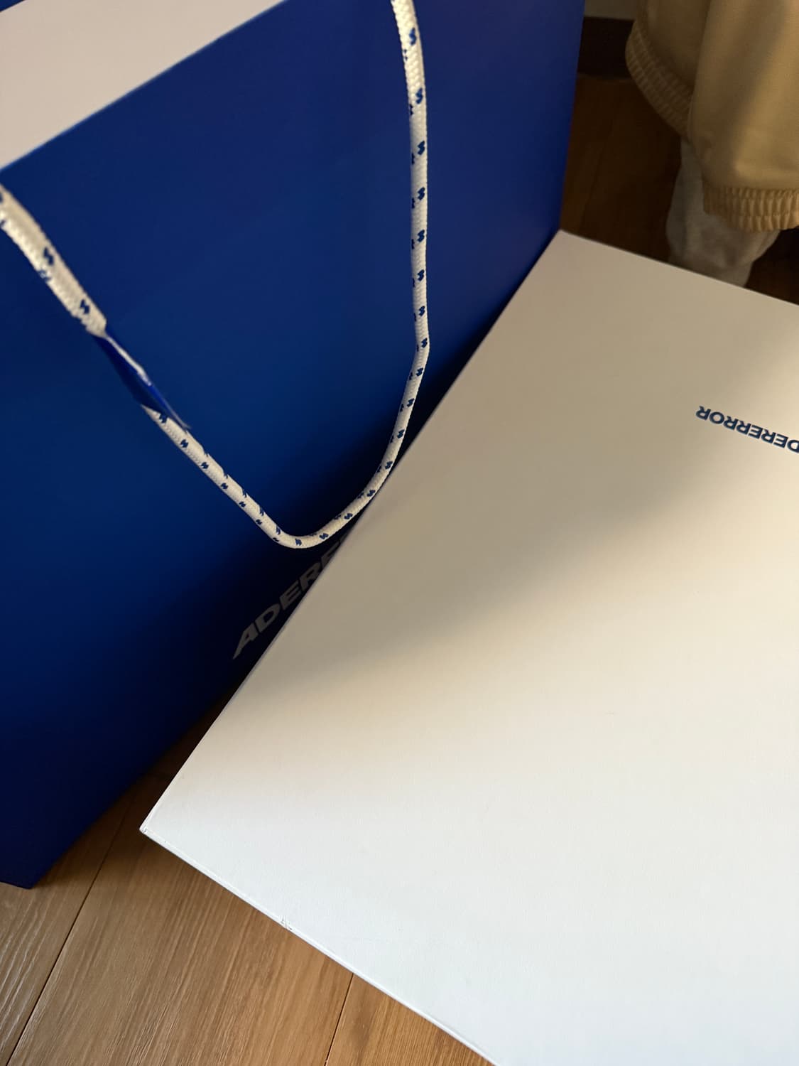 아더에러 wide burnid shopper bag 상품이미지4