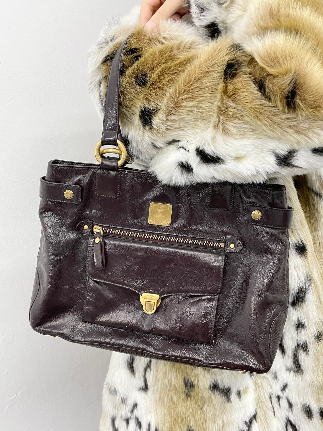 mcm 금장 포켓 숄더백 상품이미지3