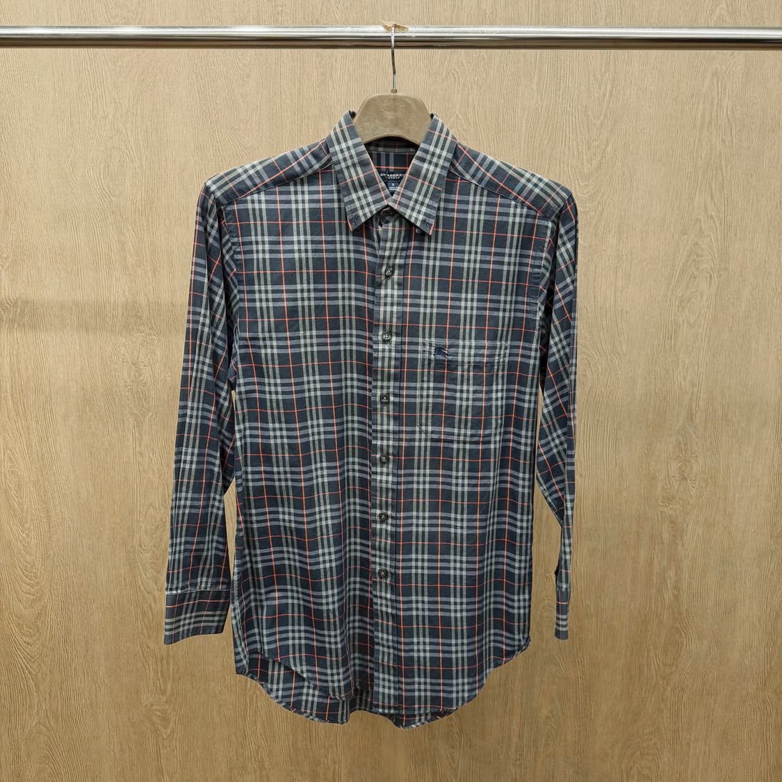 버버리 런던 코튼 긴팔 셔츠 체크 패턴 포켓 로고 자수 디테일 딥 네이비 상품이미지2