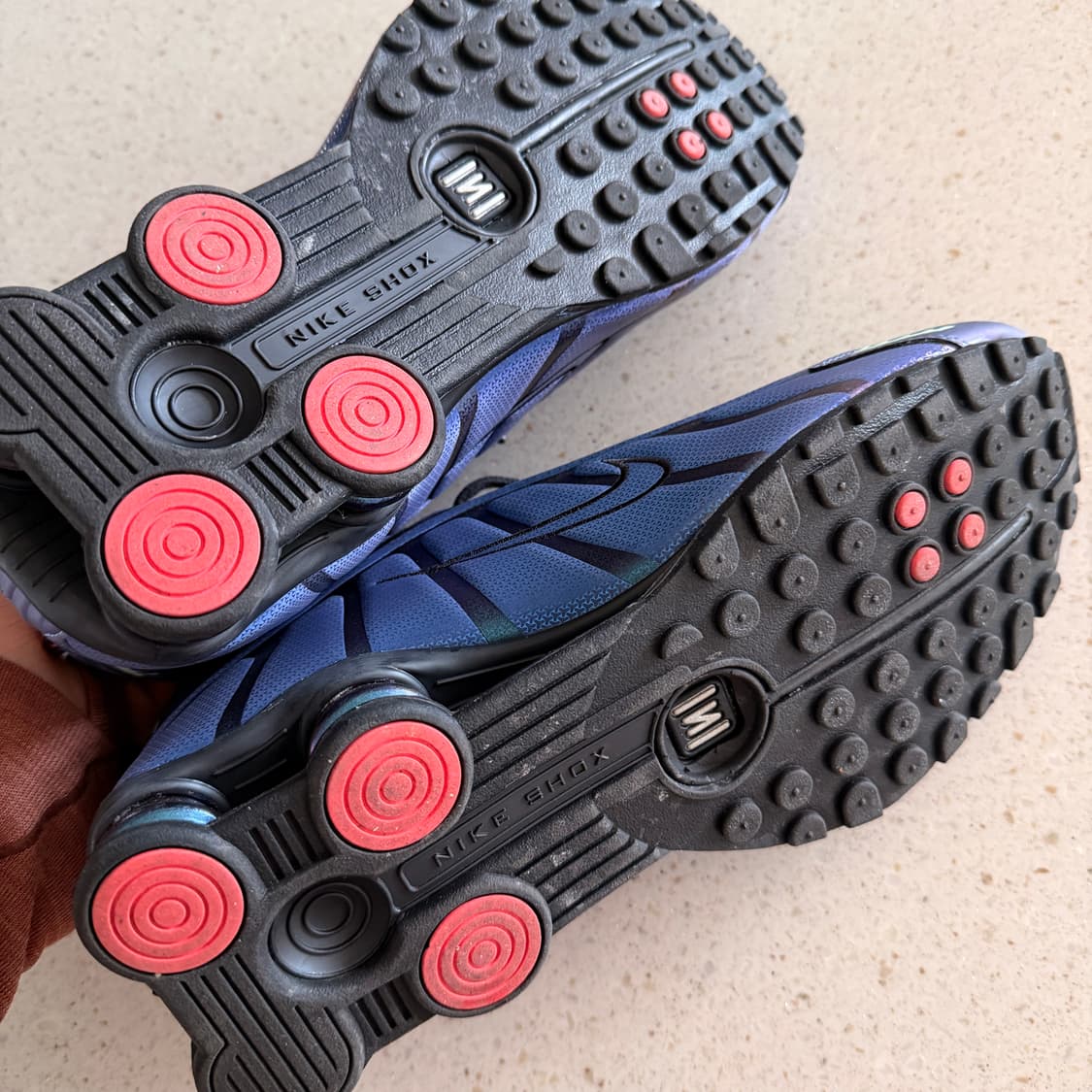 나이키 샥스 R4 블액 앤 핫펀치 상품이미지4