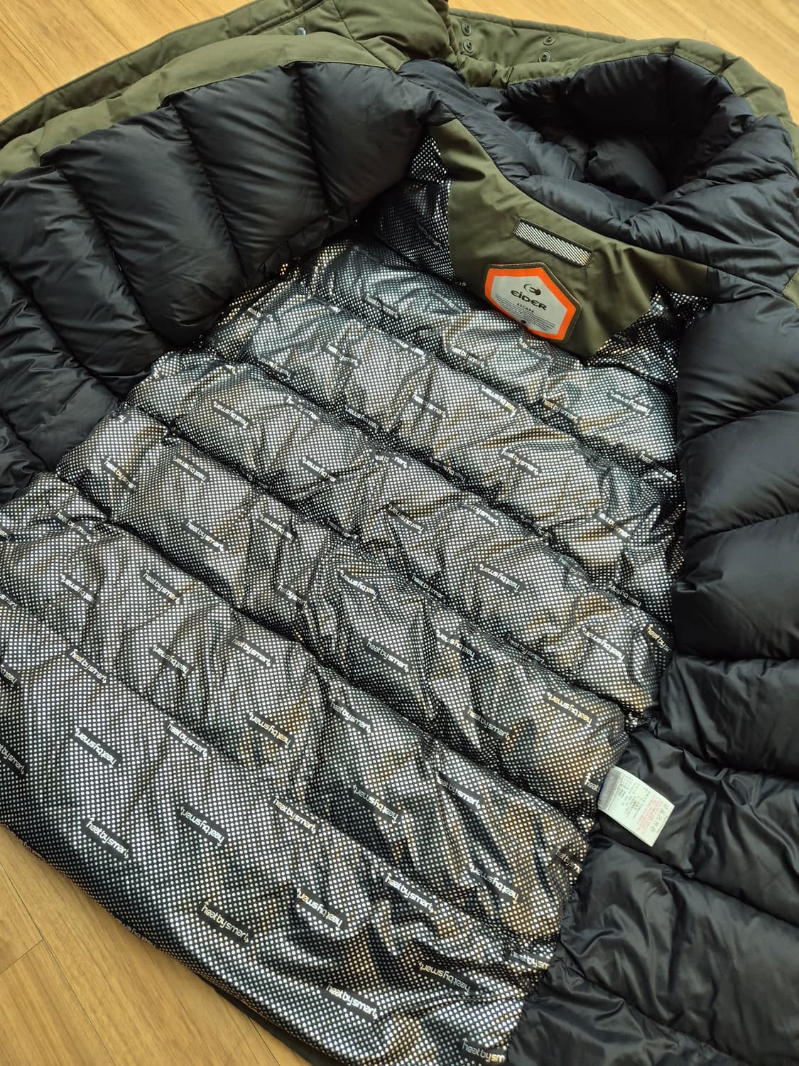 아이더 ESCAPE 다운 자켓 L사이즈 판매합니다. 색상은 카키색이고,  상품이미지4