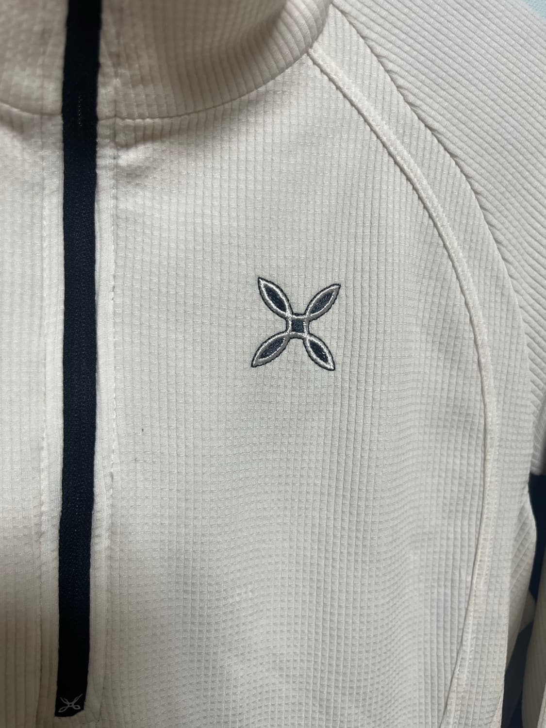 몬츄라 흰색/검정색 하프넥 반집업 티셔츠 상품이미지2