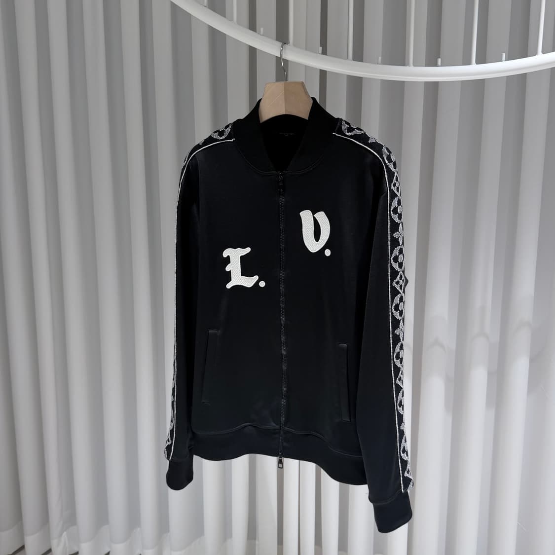 (S+/XL) / 루이비통 LV로고 플라워 모노그램 트랙 자켓 블랙 상품이미지2