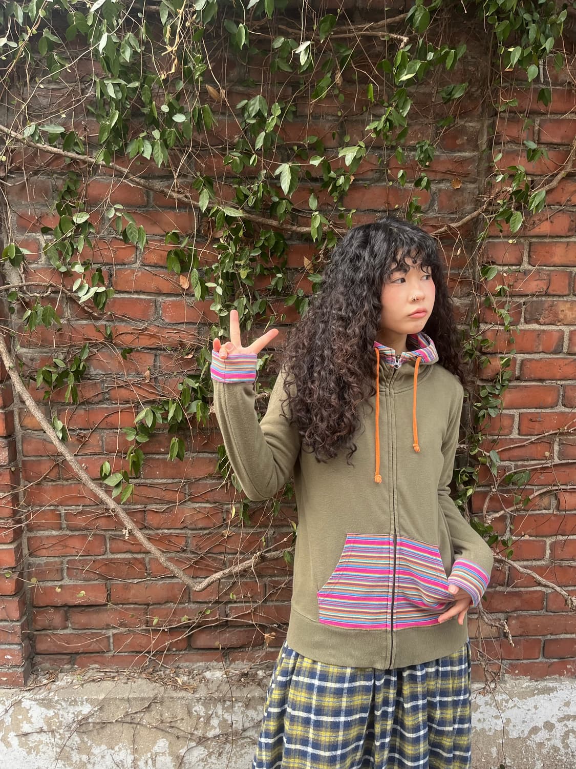 카키 무지개 패턴 포인트 후드집업 상품이미지1