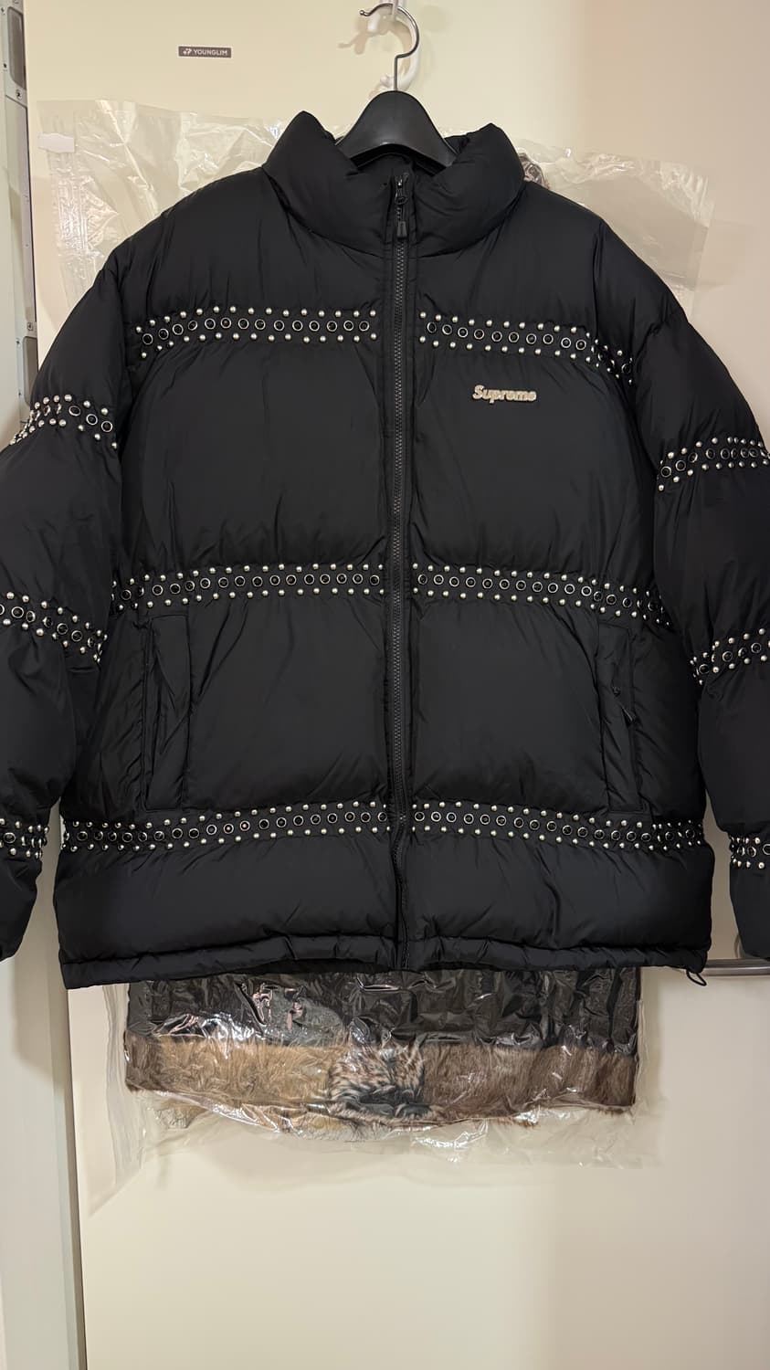 슈프림 x B.B. 사이먼 스터드 퍼퍼 자켓 블랙 - 22SS 상품이미지2