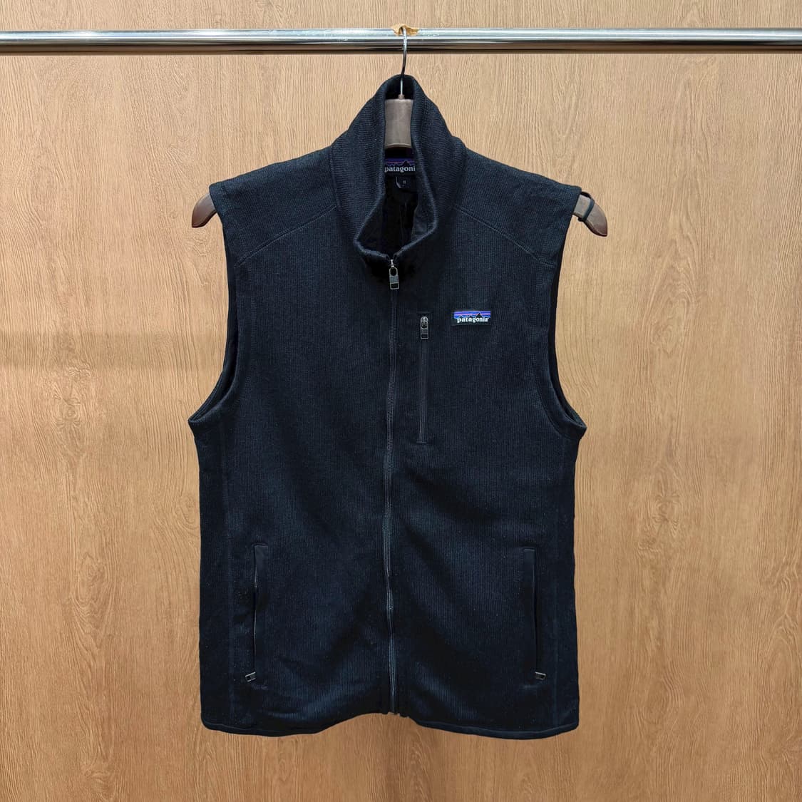 파타고니아 하이넥 플리스 집업 베스트 로고 패치 지퍼 포켓 디테일 블랙 상품이미지2