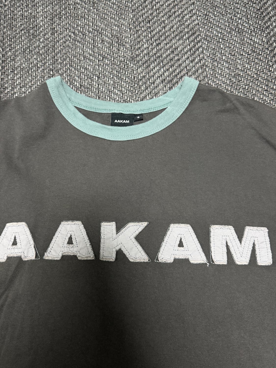 아캄 Logo Patch Ringer Top (Dark Gray)  상품이미지3