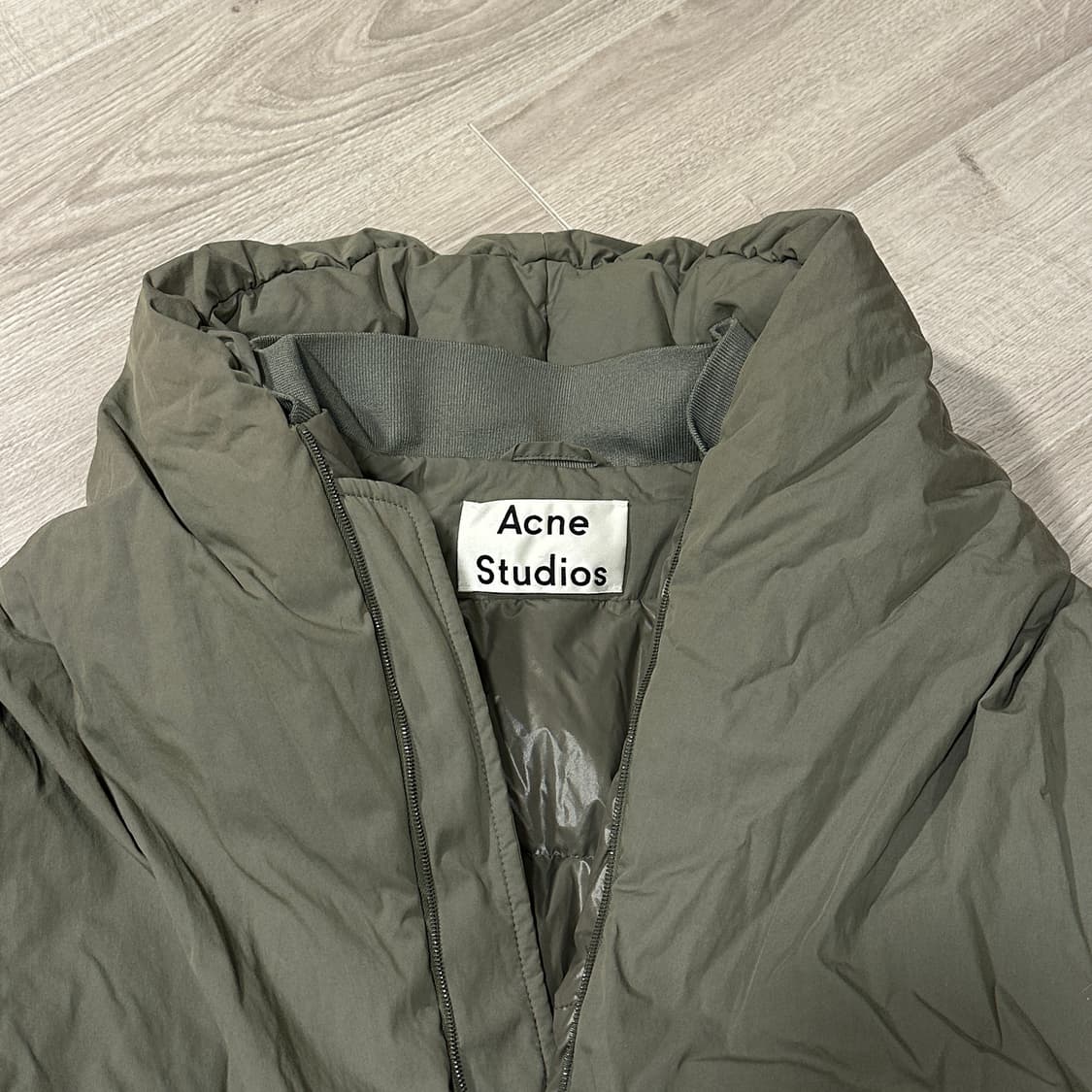 아크네 스튜디오 하이넥 크롭 패딩 카키 상품이미지4