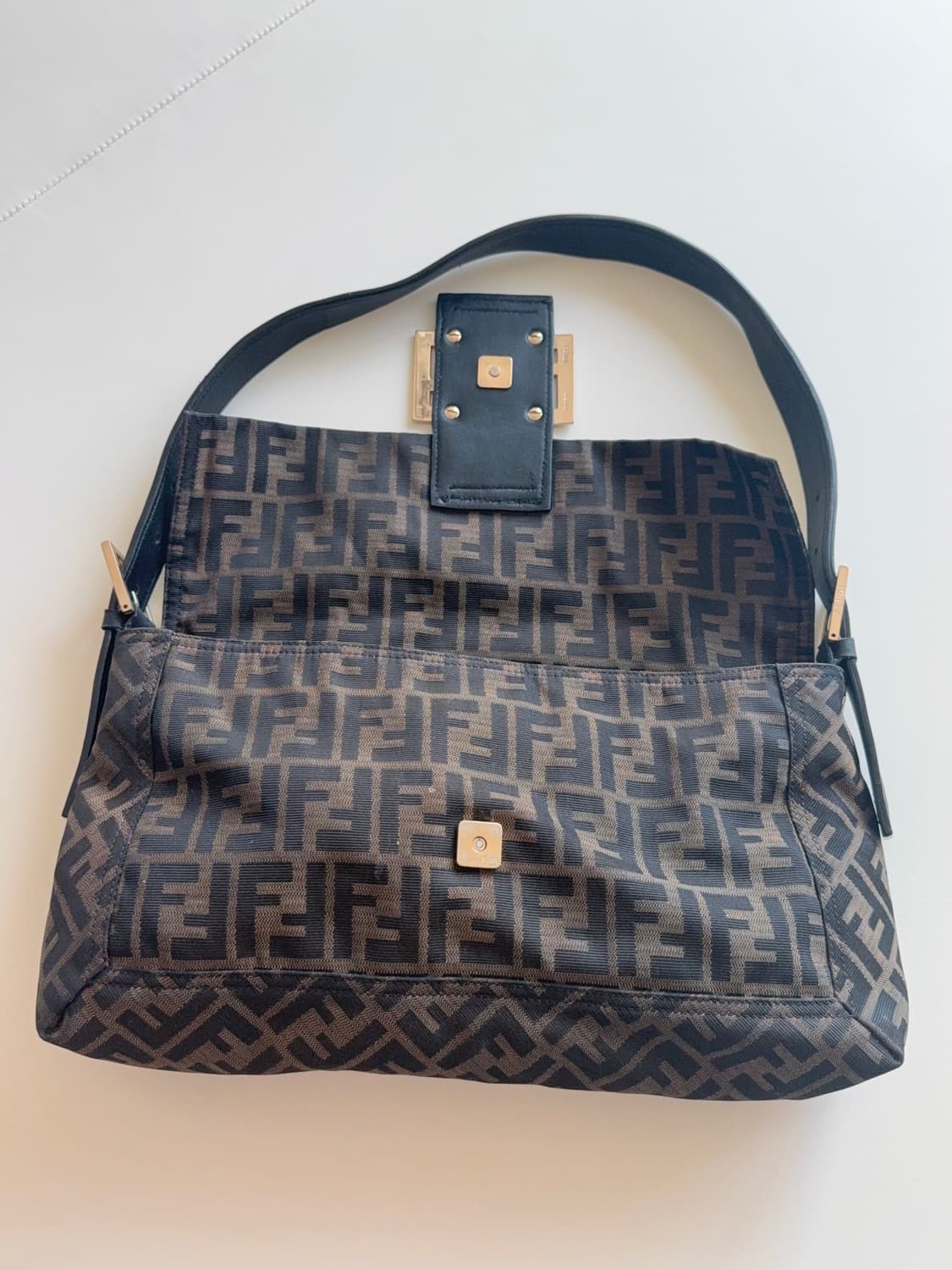 펜디 주카 바게트백 라지 상품이미지7