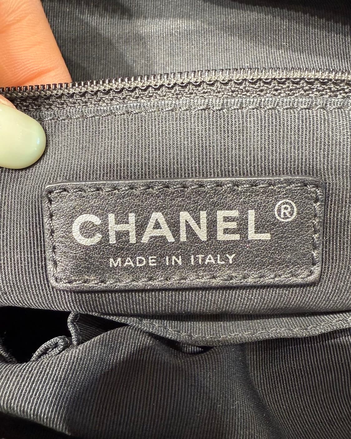 샤넬 블랙 이리데슨트 카프스킨 시크 퀼팅 볼링백 상품이미지8