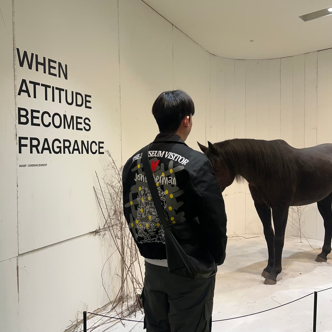 더뮤지엄비지터 x 존버거맨 커브드 블루종 L 상품이미지7