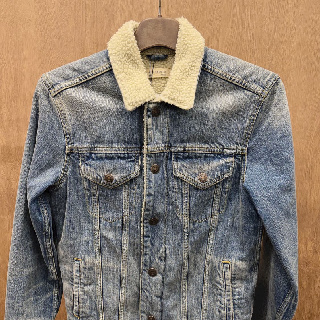 올세인츠 코튼 데님 자켓 셰르파 퍼 카라 디테일 레귤러핏 블루 상품이미지4
